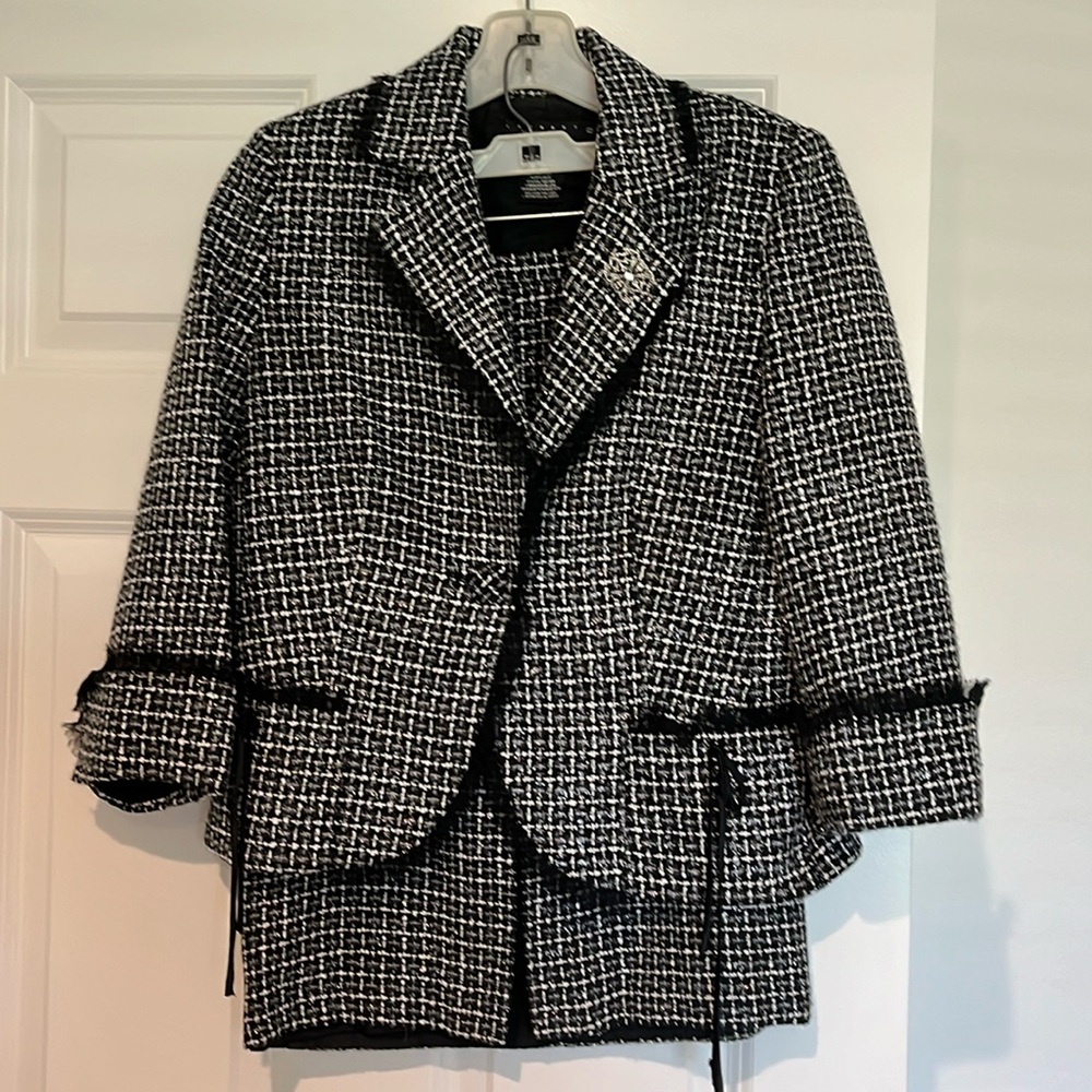Beautiful vintage Laundry by Shelli Segal suit. Skirt size 2, jacket size 8
